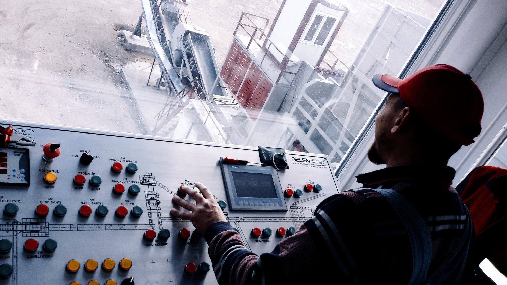 An operator at the control desk of a GELEN crushing and screening plant