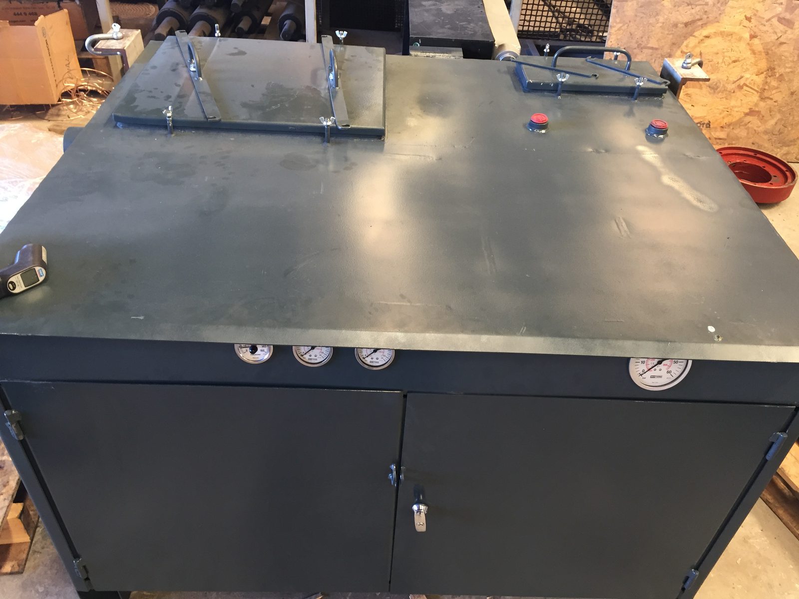 Armoire de la centrale hydraulique d’un concasseur à cône GELEN GHC, avec manomètres