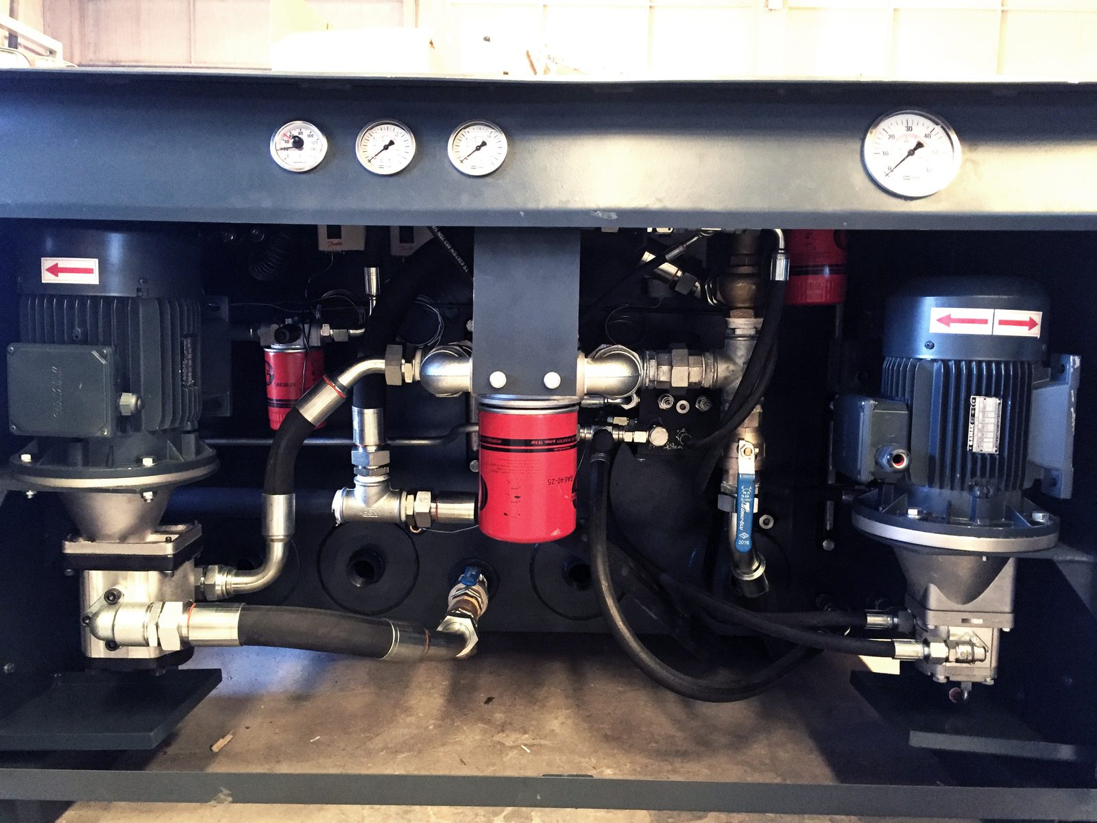 Intérieur de la centrale hydraulique d’un concasseur à cône GELEN GHC : moteurs, pompes, filtres et manomètres