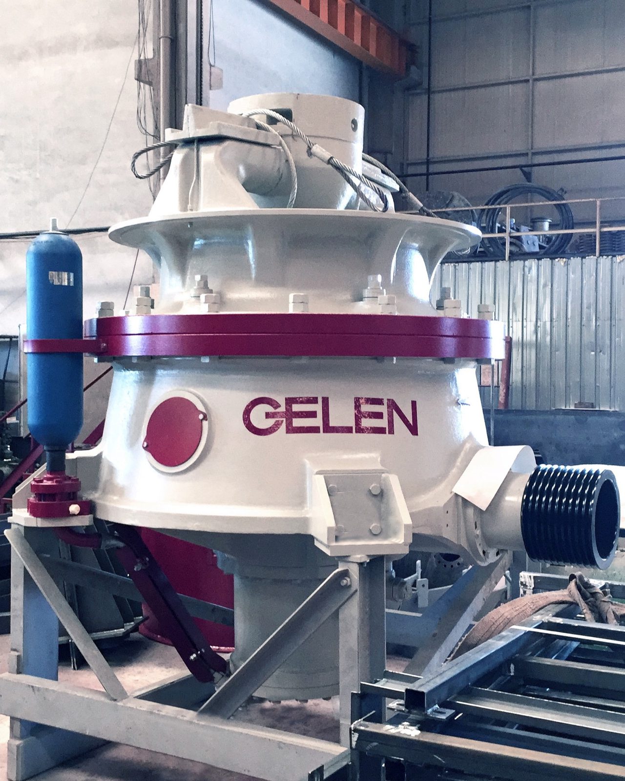 Concasseur à cône hydraulique GELEN GHC avec son accumulateur, en usine