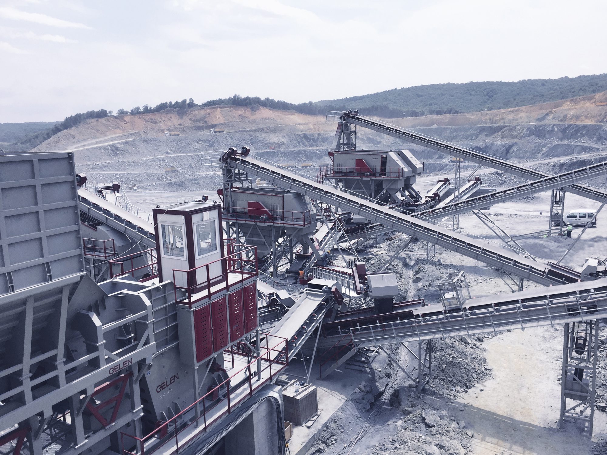 GELEN crushers and conveyors with the operator cabin at a quarry plant