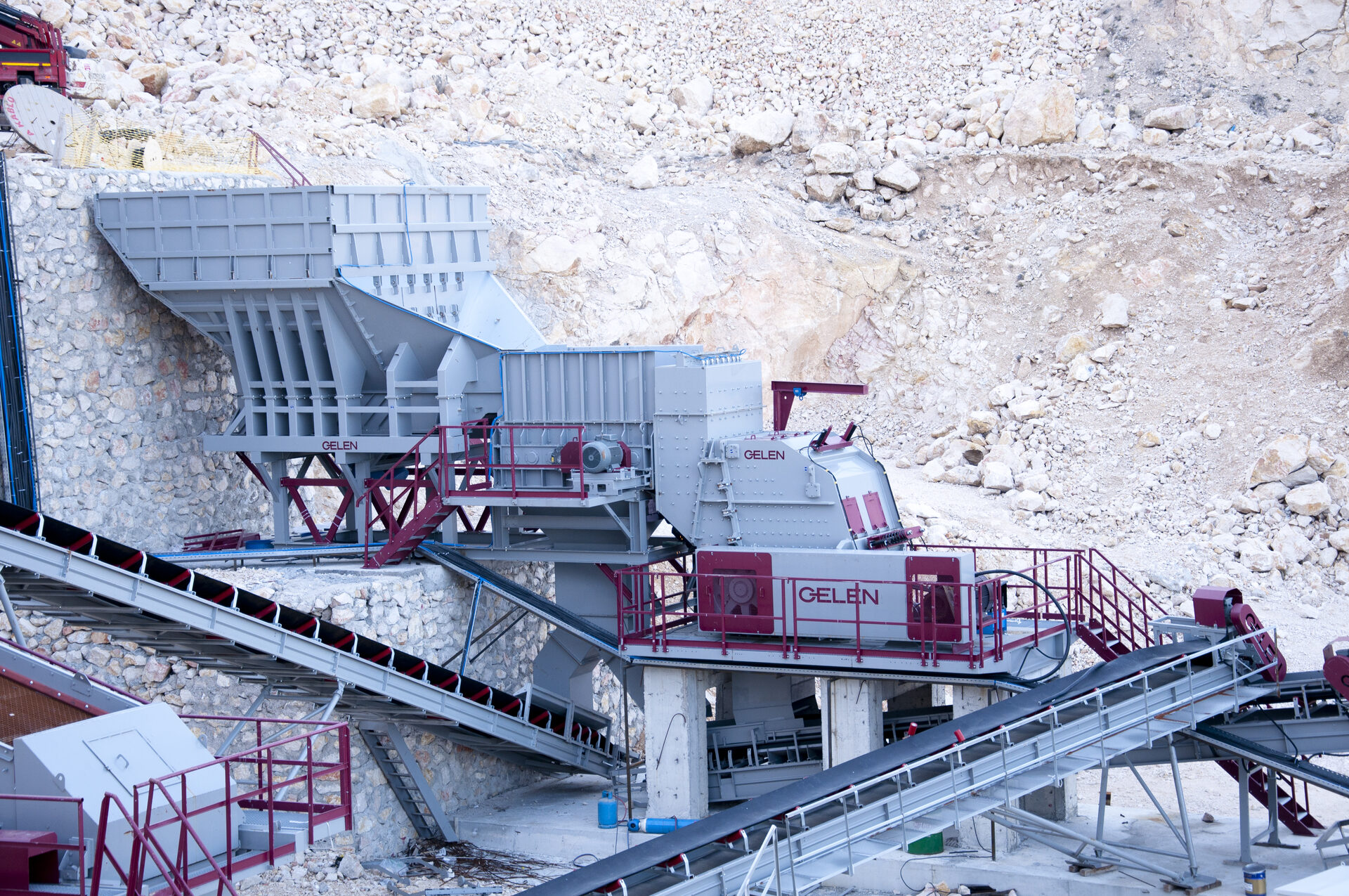 Intérieur du concasseur à impact GELEN montrant le rotor et les marteaux