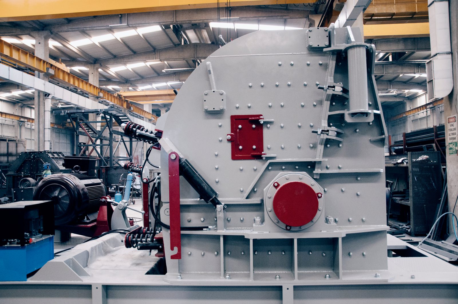 GELEN secondary impact crusher, side view, on the production floor