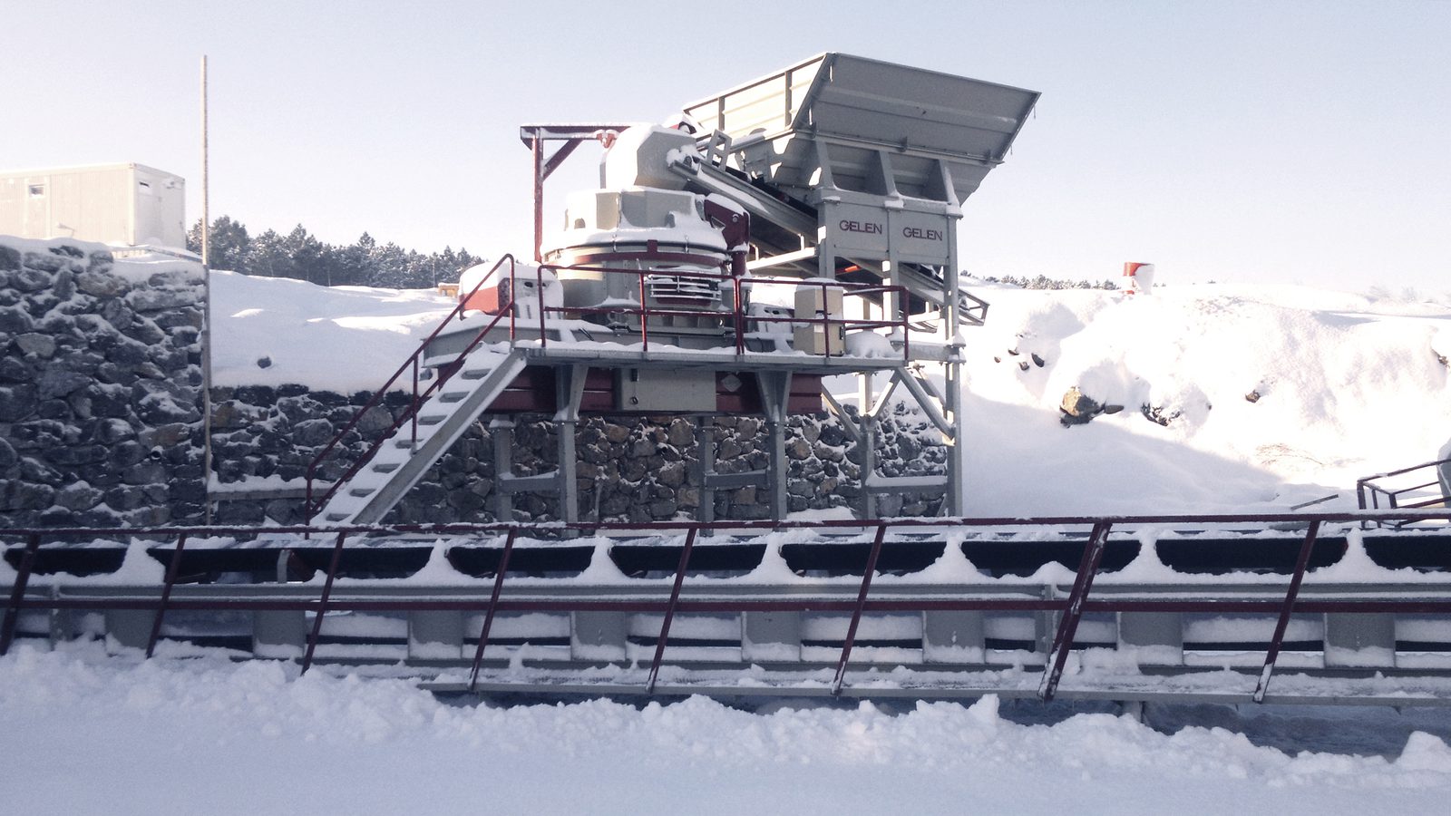 GELEN vertical shaft impact crusher with feed hopper at a quarry in winter