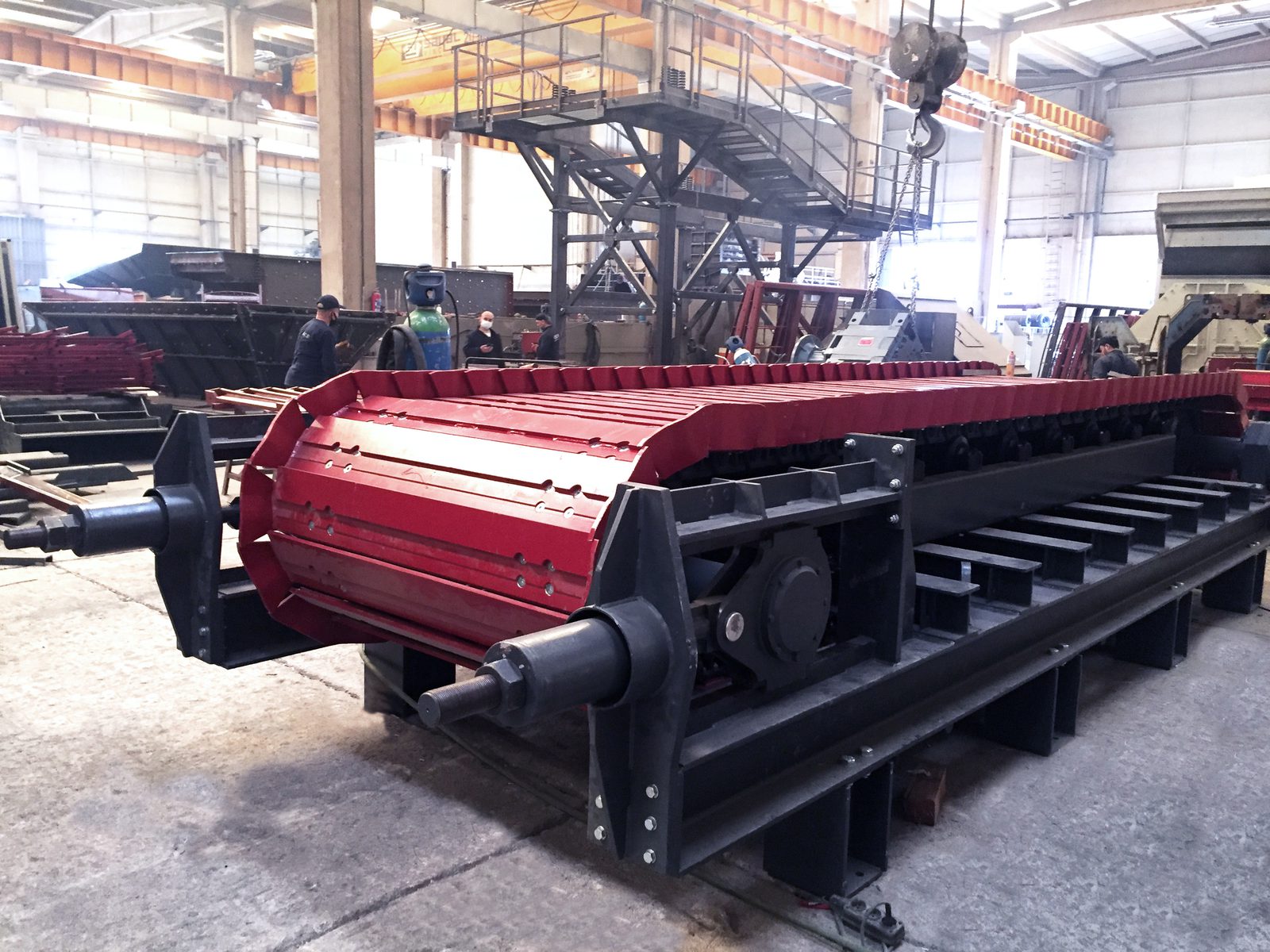 GELEN AF apron feeder with overlapping red pans on a heavy chain at the factory