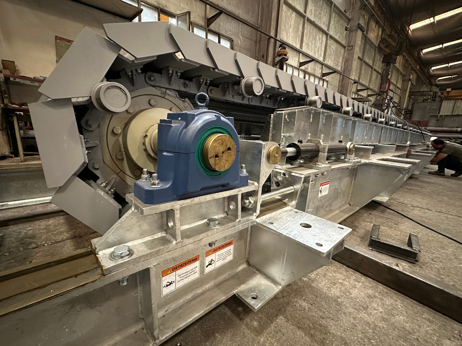 Overlapping steel pans of a GELEN AF apron feeder at the factory