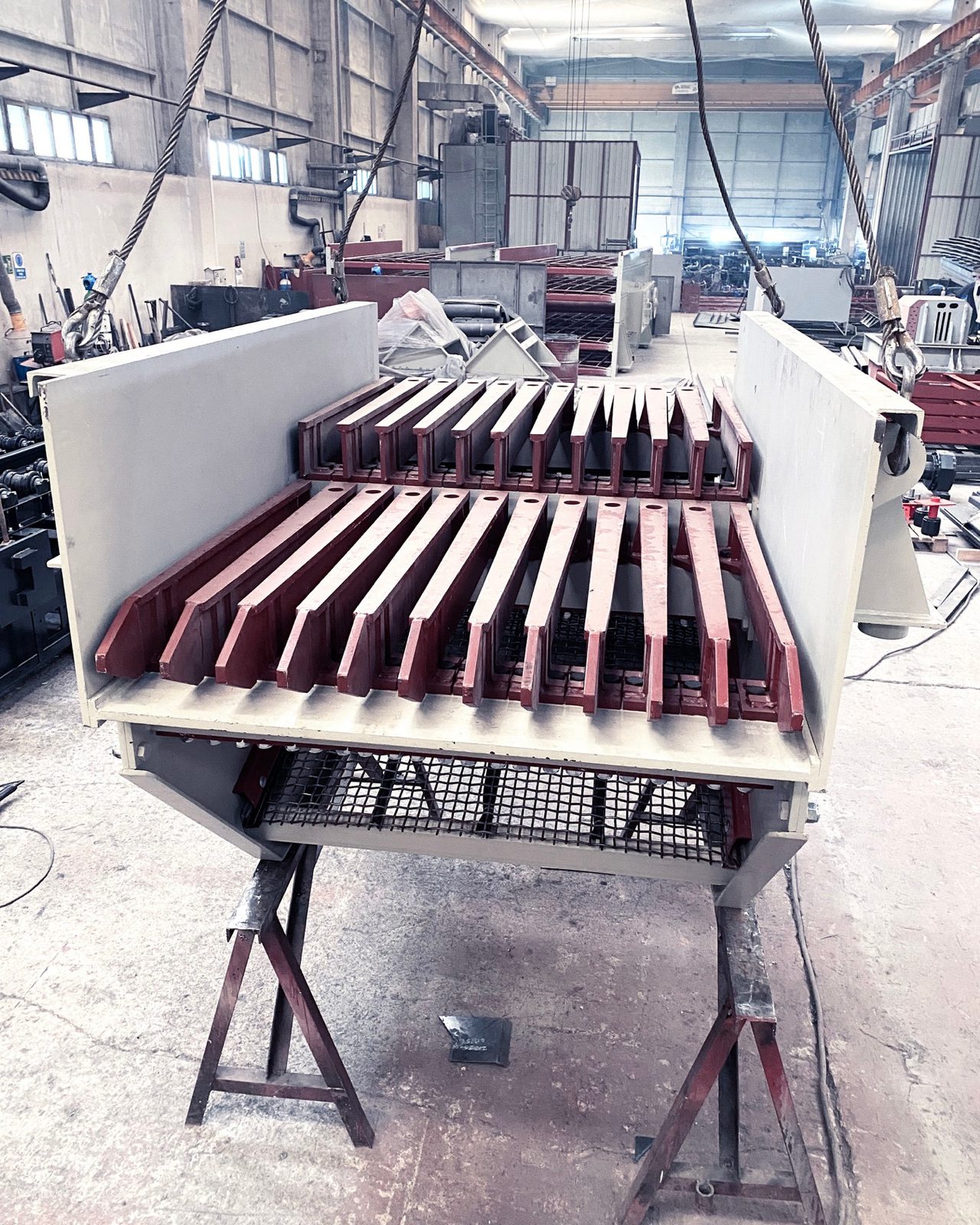 Stepped grizzly bars of a GELEN BE grizzly feed screen before installation