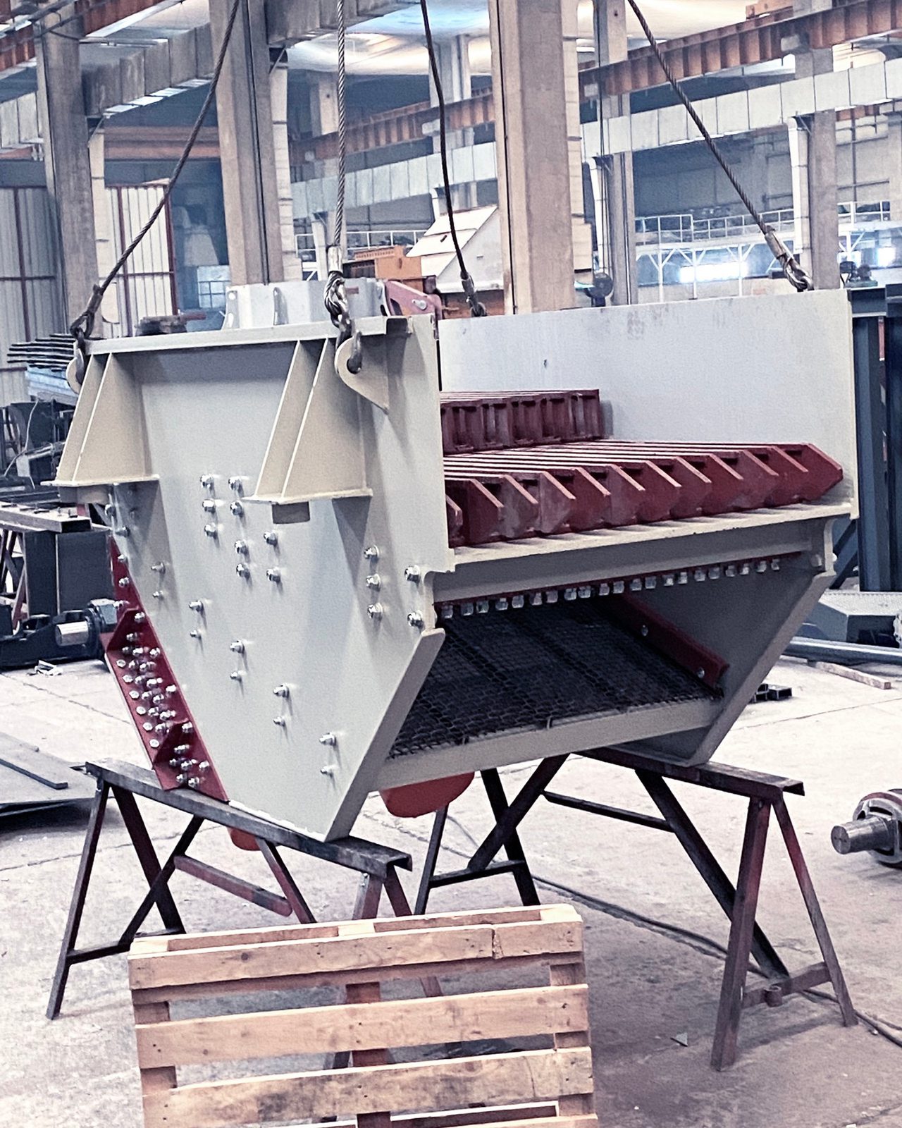 GELEN BE grizzly feed screen with red grizzly bars, feeding and scalping in one machine