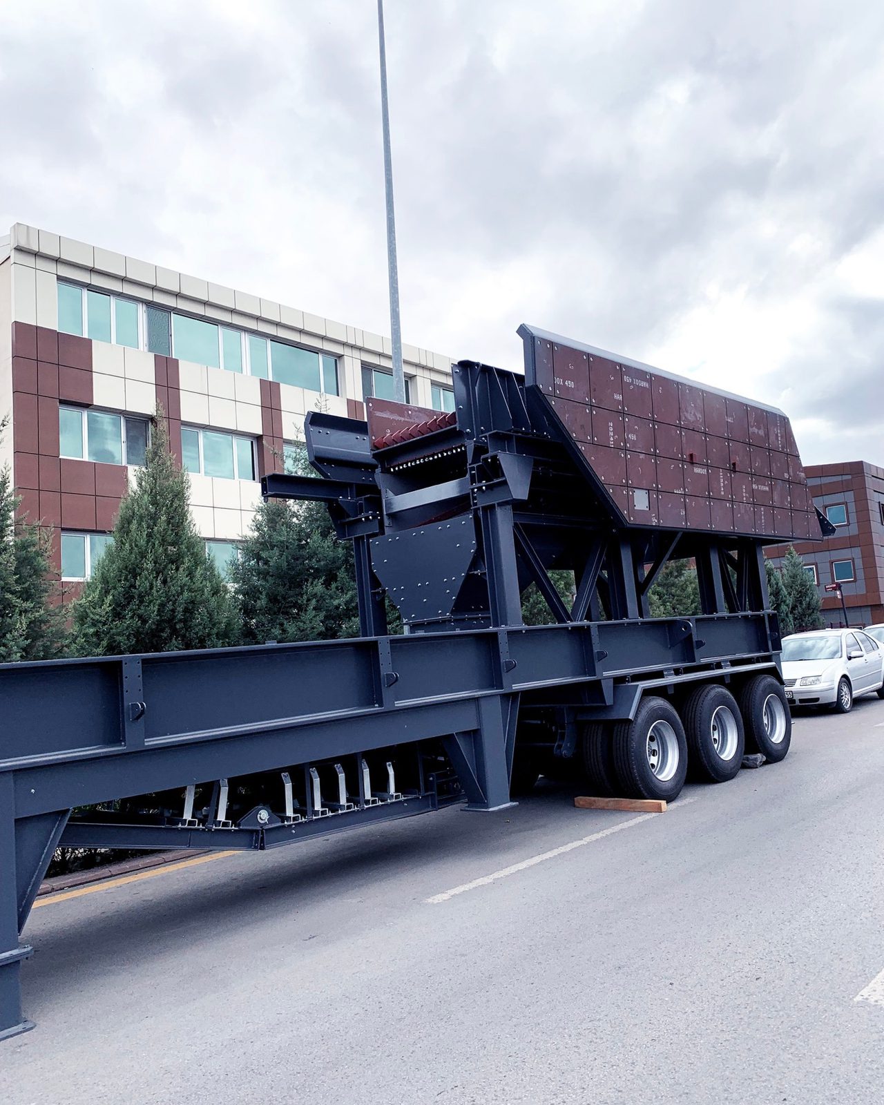 GELEN TB vibrating feeder and hopper with wear liners on a mobile crushing unit