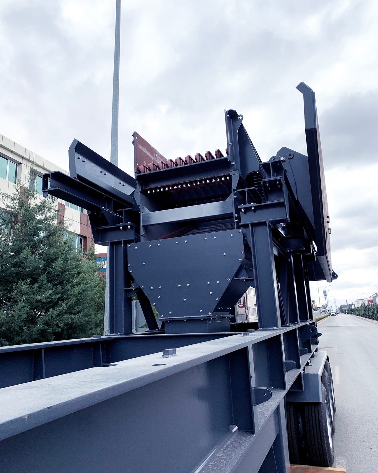 GELEN TB vibrating feeder under a feed hopper on a mobile chassis