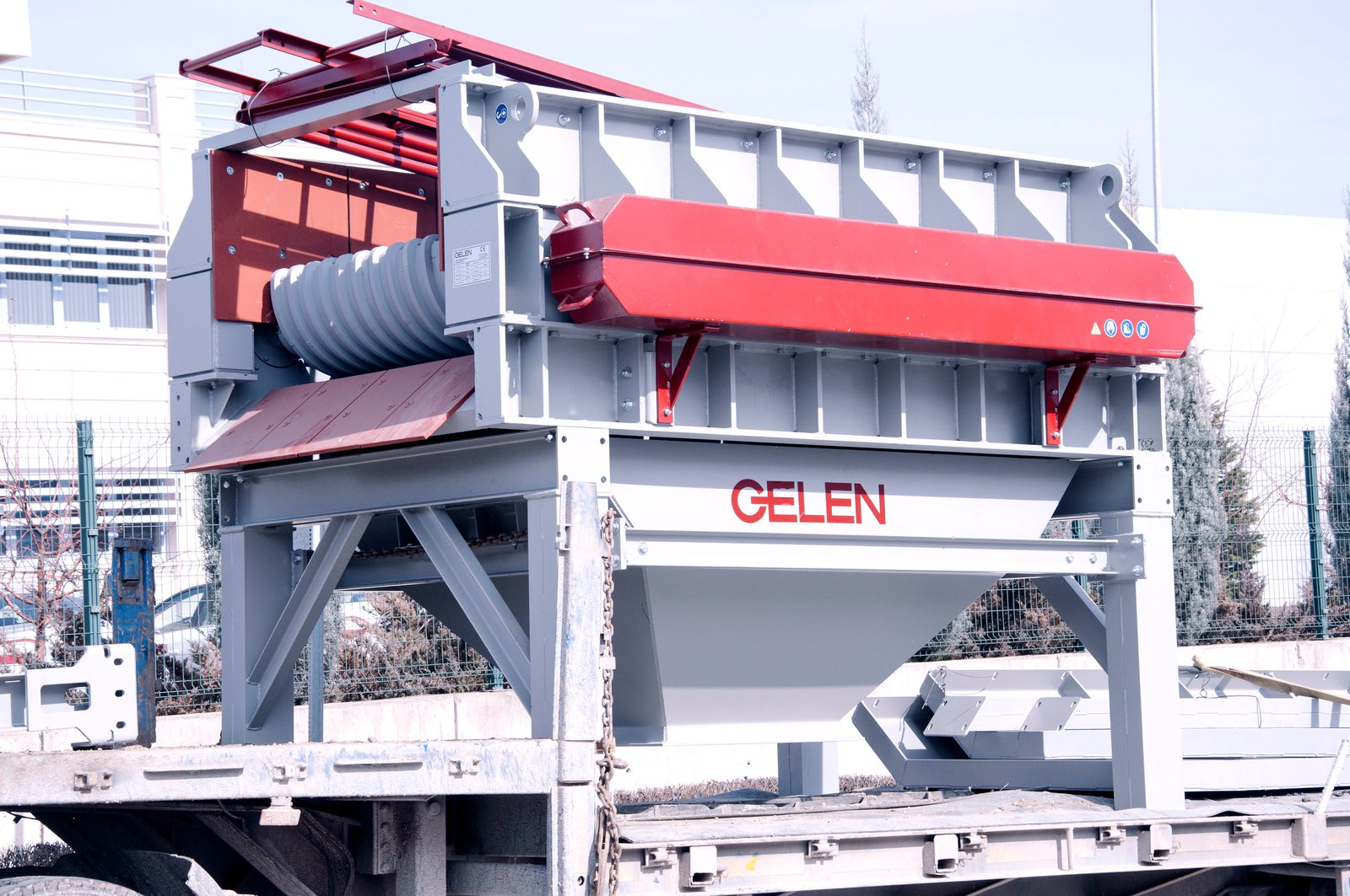 GELEN WB wobbler feeder at the factory, a scalping feeder for wet and sticky material