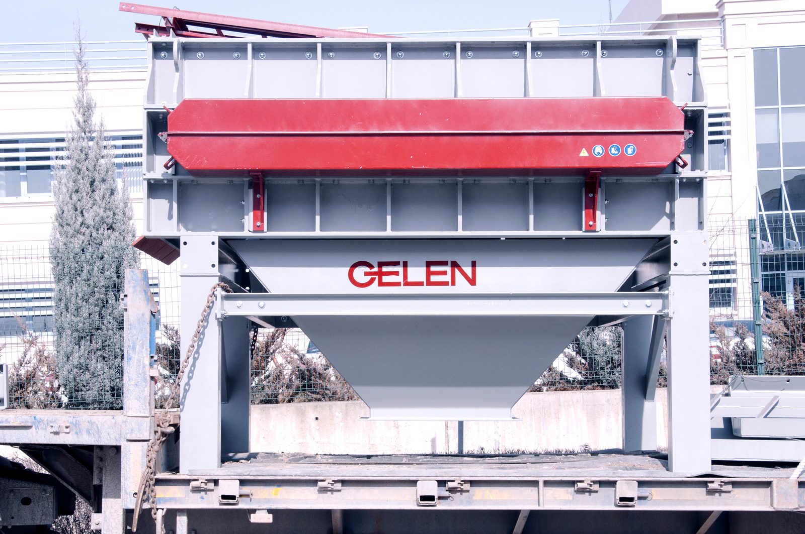 Front view of a GELEN WB wobbler feeder, showing the feed box, the drive guard and the discharge chute