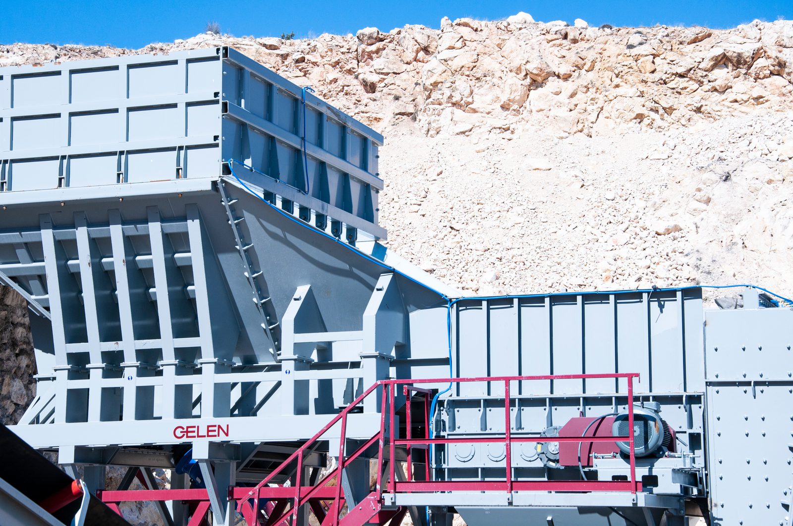 GELEN WB wobbler feeder at work in a crushing plant at a quarry