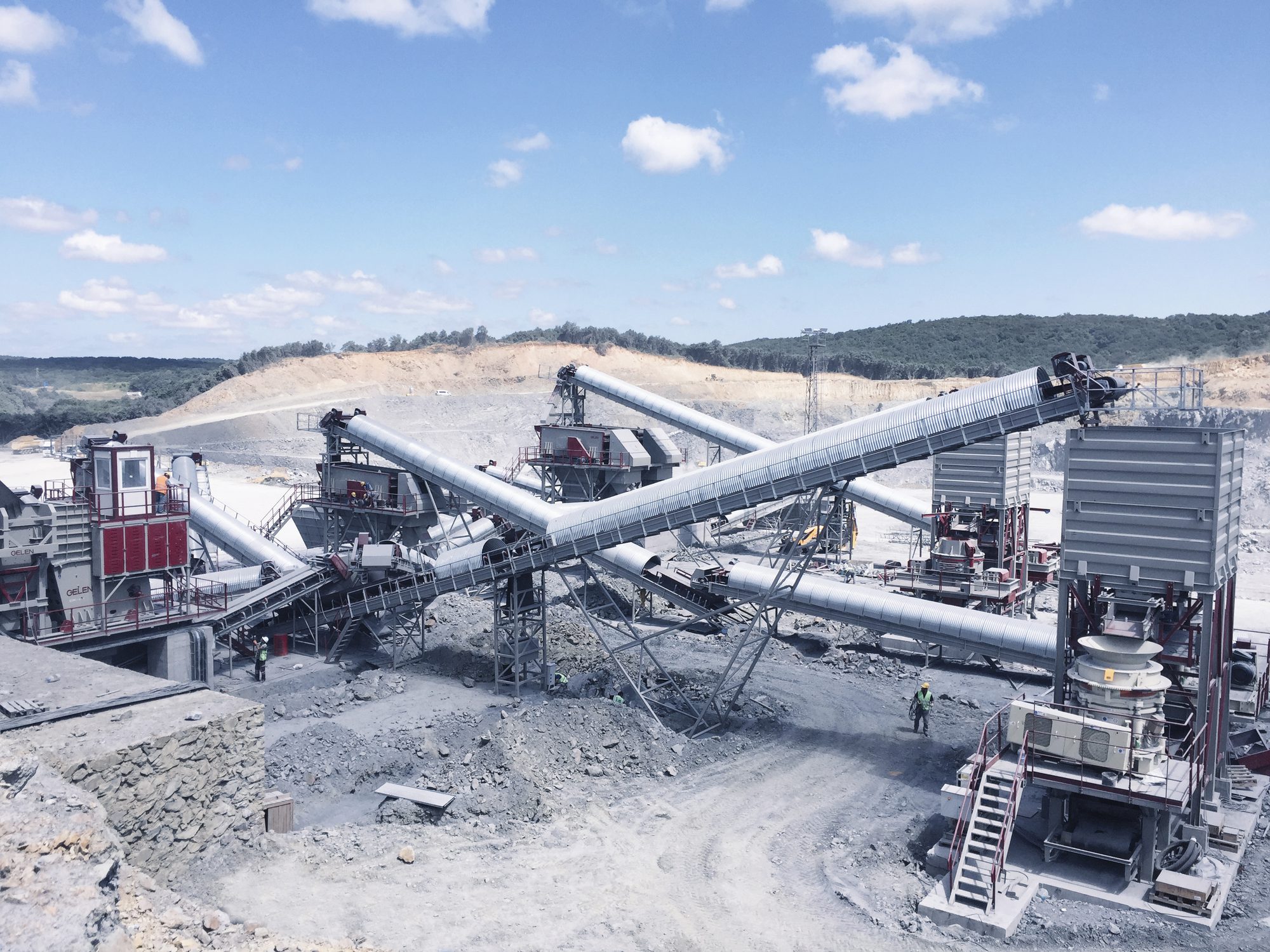 A complete GELEN crushing and screening plant working in a limestone quarry
