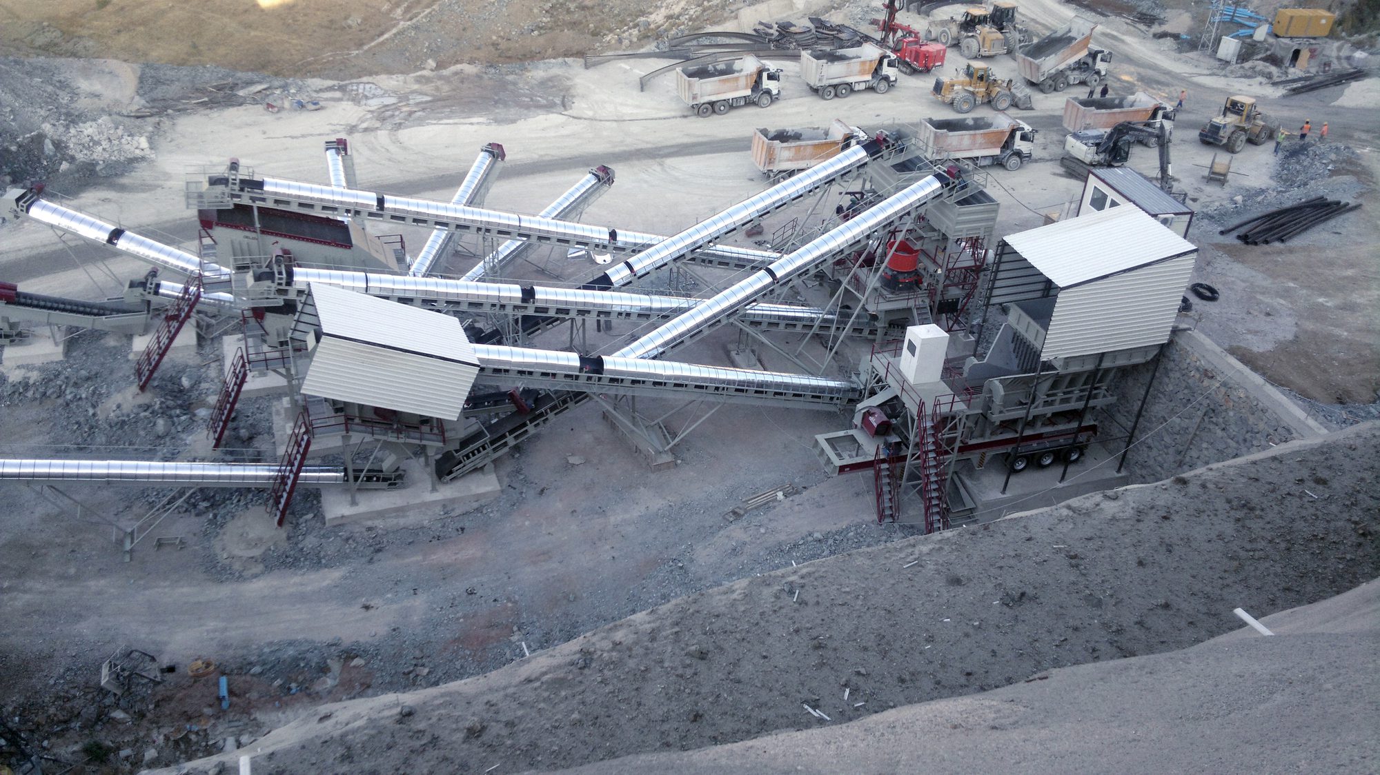 A GELEN crushing and screening plant seen from above