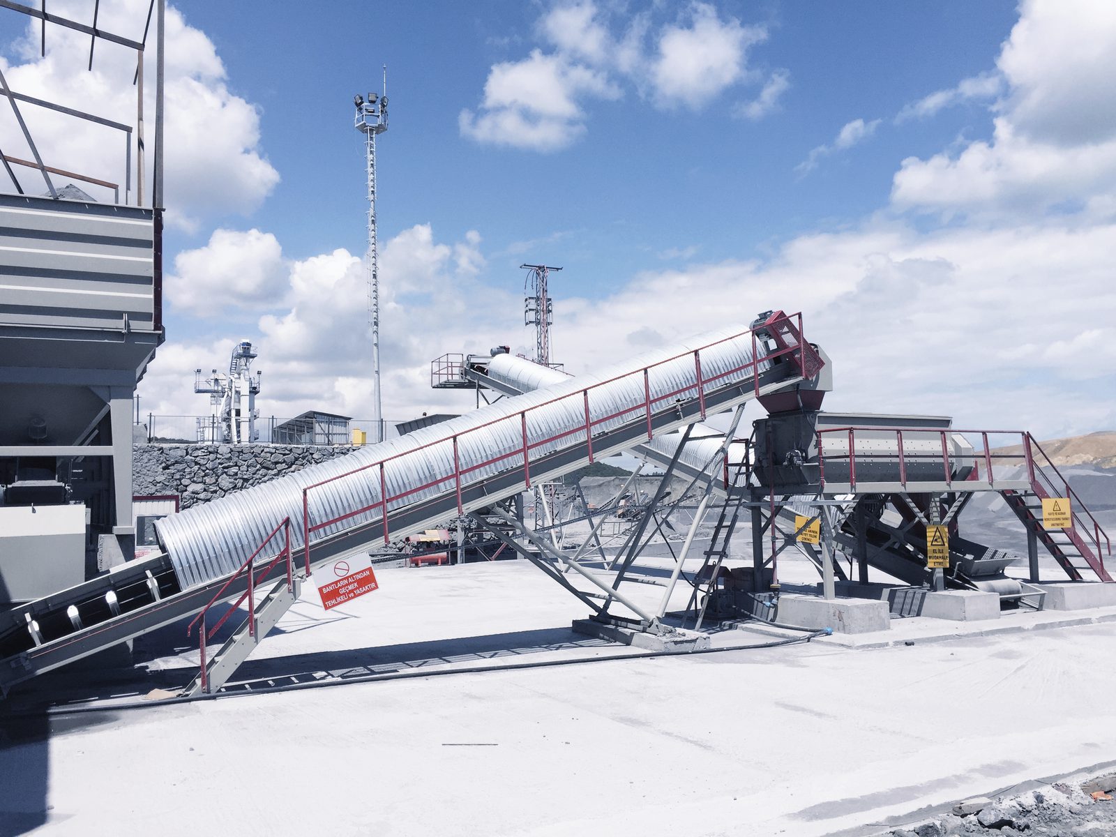 GELEN MP mixing plant with inclined product conveyor and cement silo