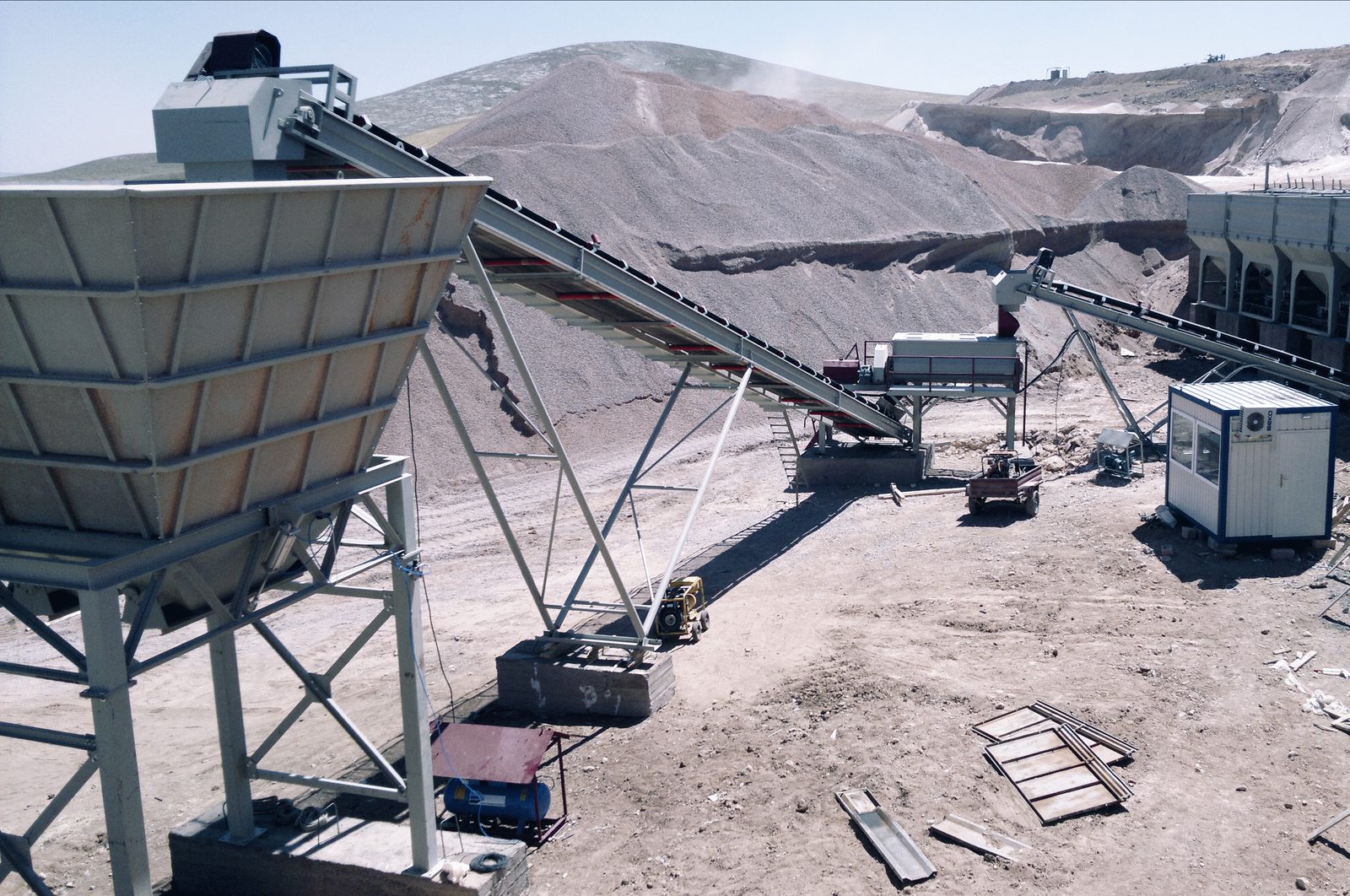 Aggregate feed group and conveyors of a GELEN MP continuous mixing plant