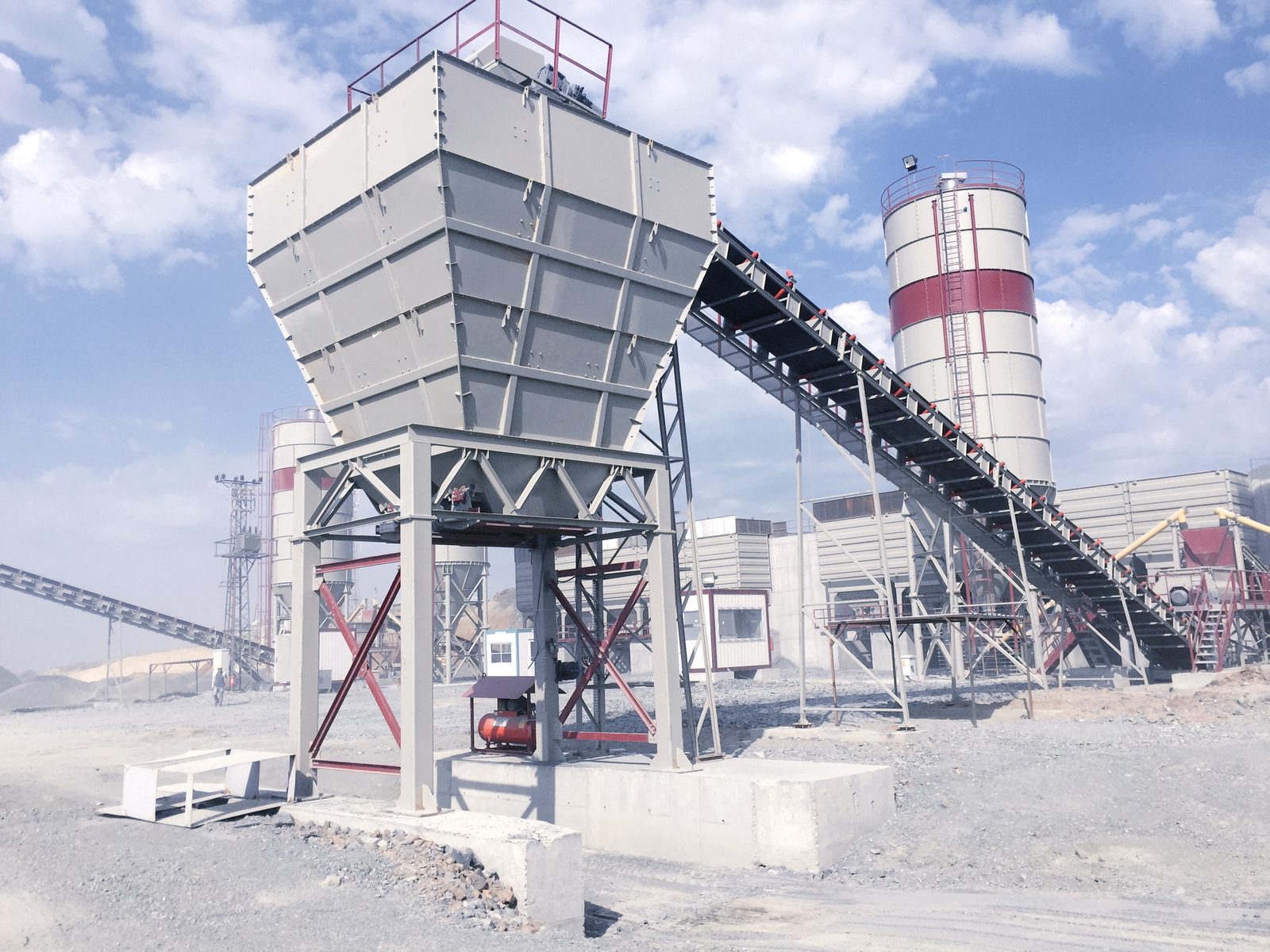 GELEN MP plant on site with aggregate feed hopper, conveyor and cement silo
