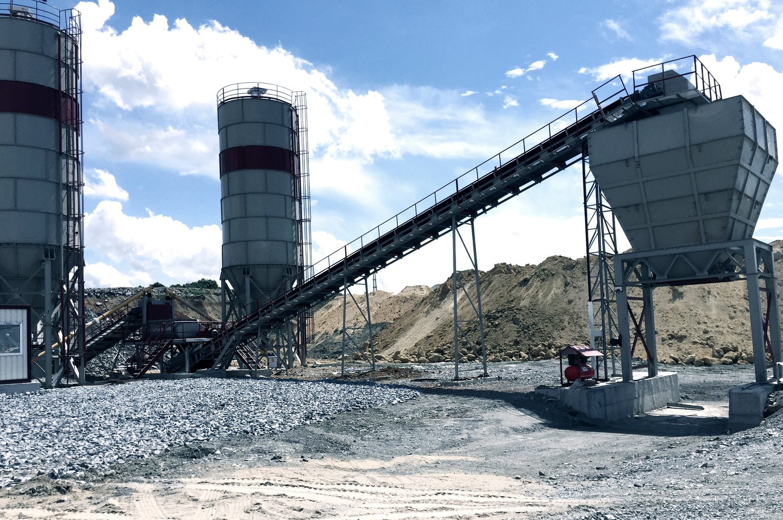 GELEN MP mixing plant with twin cement silos and a stockpile of mixed material