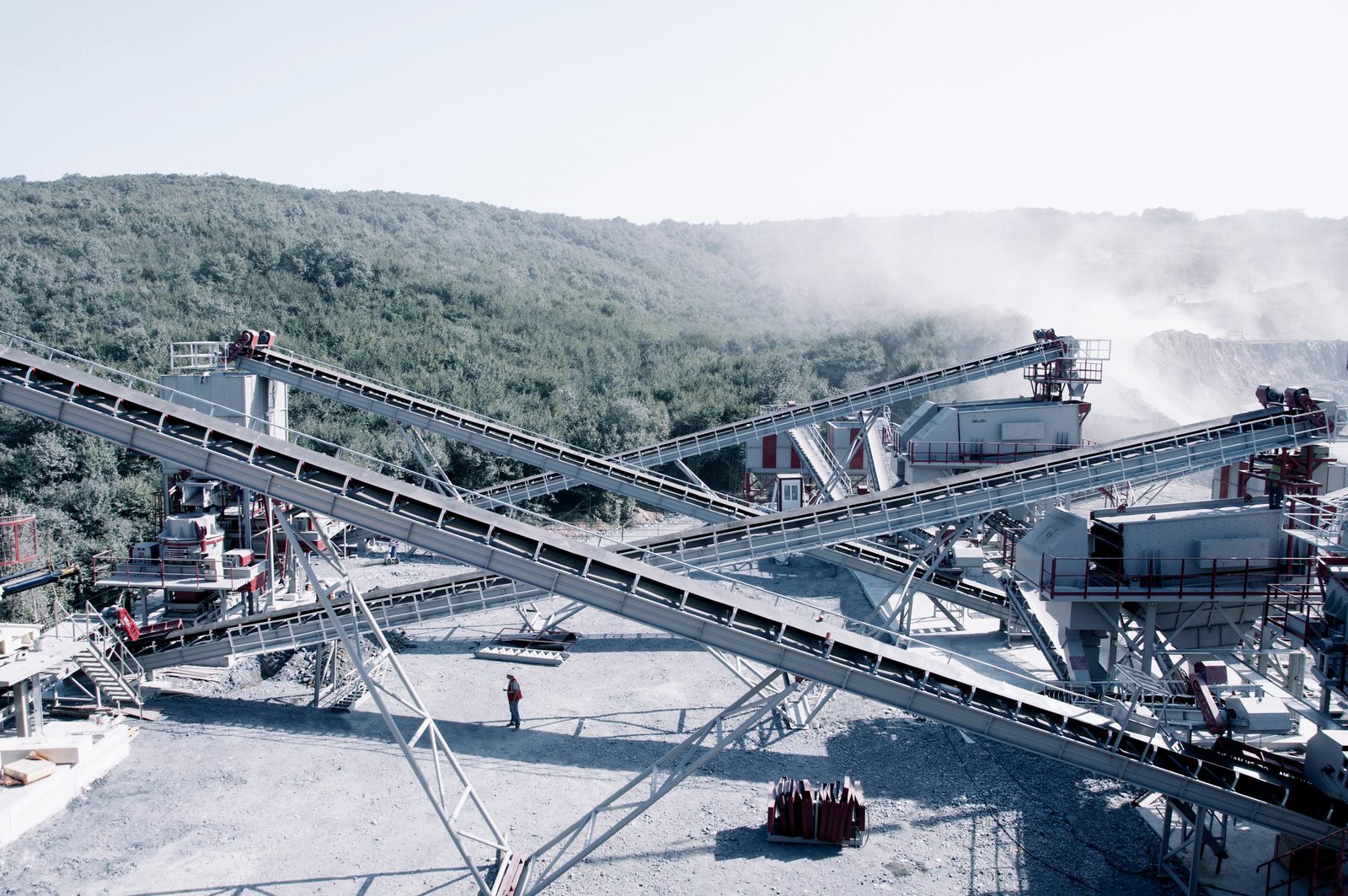 Complete GELEN crushing and screening plant with conveyors at a hillside quarry