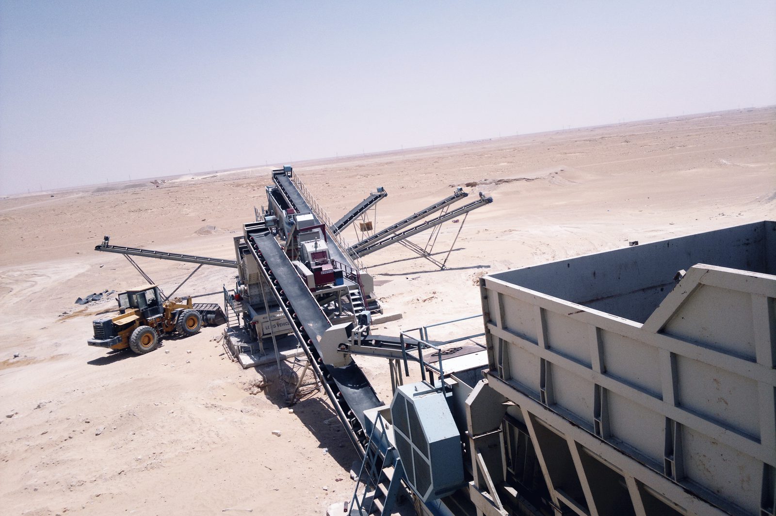 GELEN crushing and screening plant working in the desert