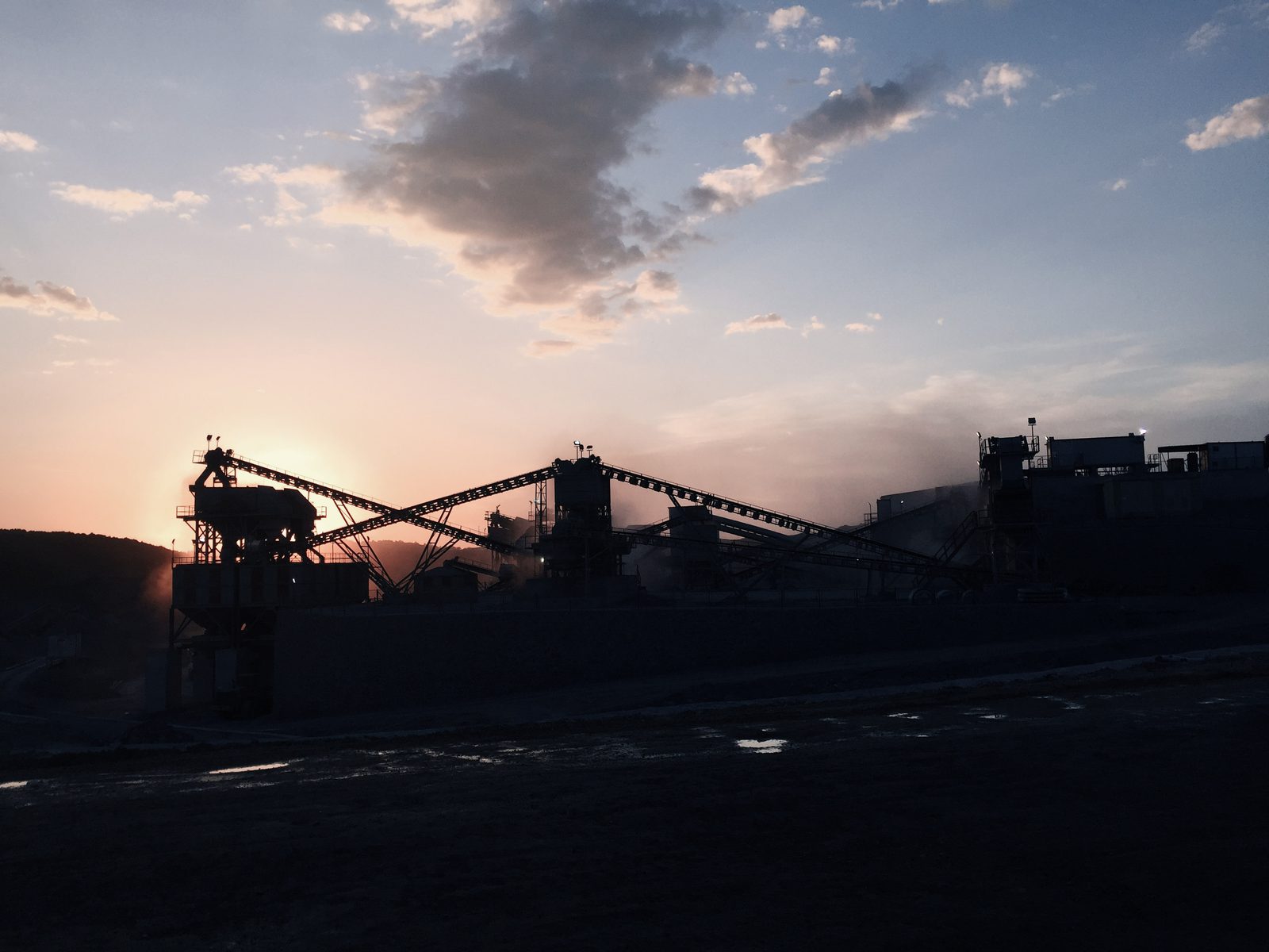 GELEN crushing and screening plant at sunset