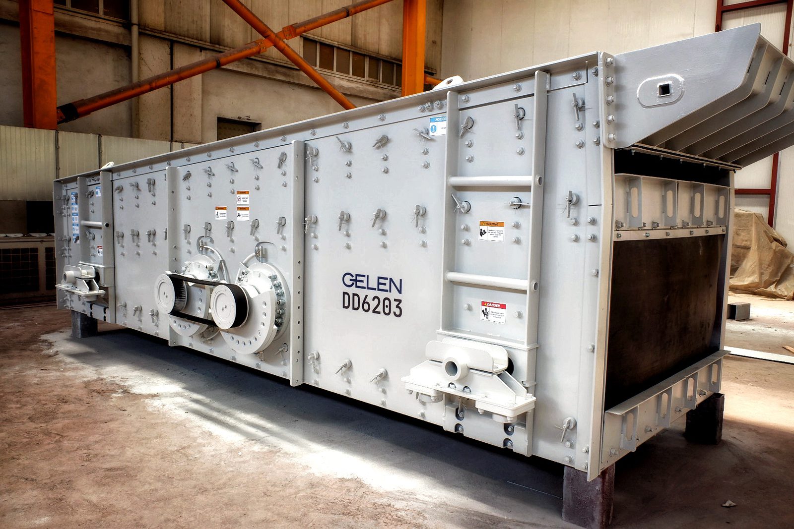 Виброгрохот с двойным приводом GELEN DD6203 с загрузочным коробом на заводе