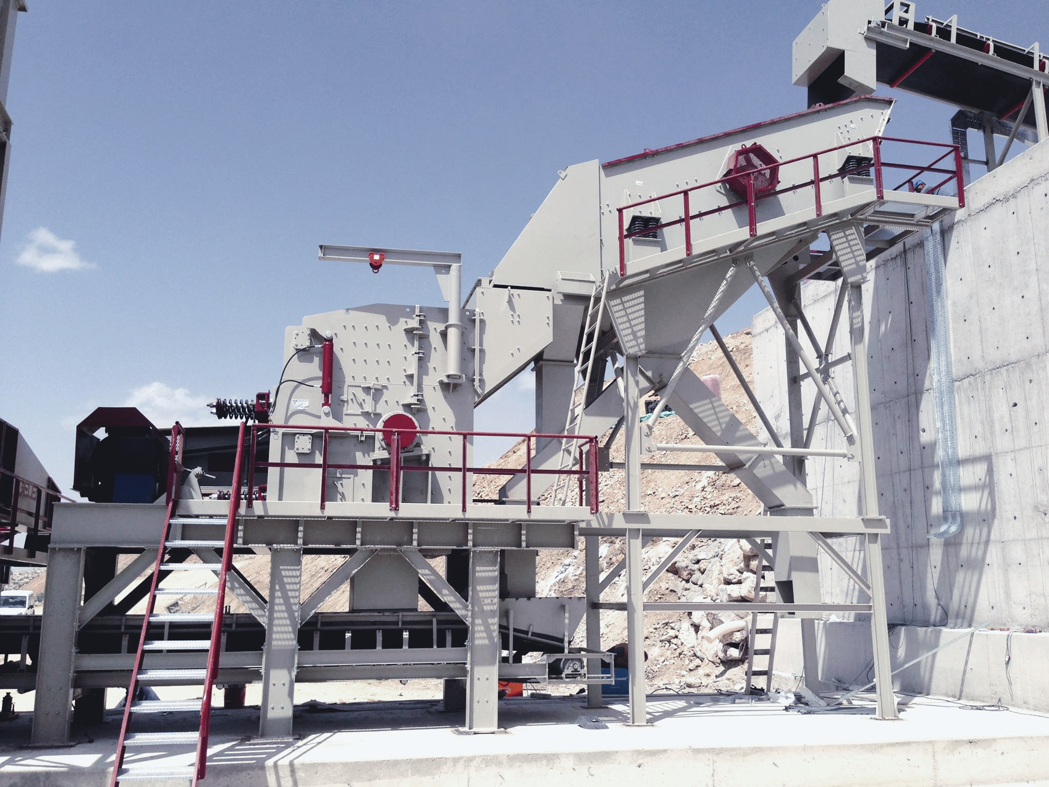 Crible vibrant grizzly GELEN Série ITE à une station primaire de carrière