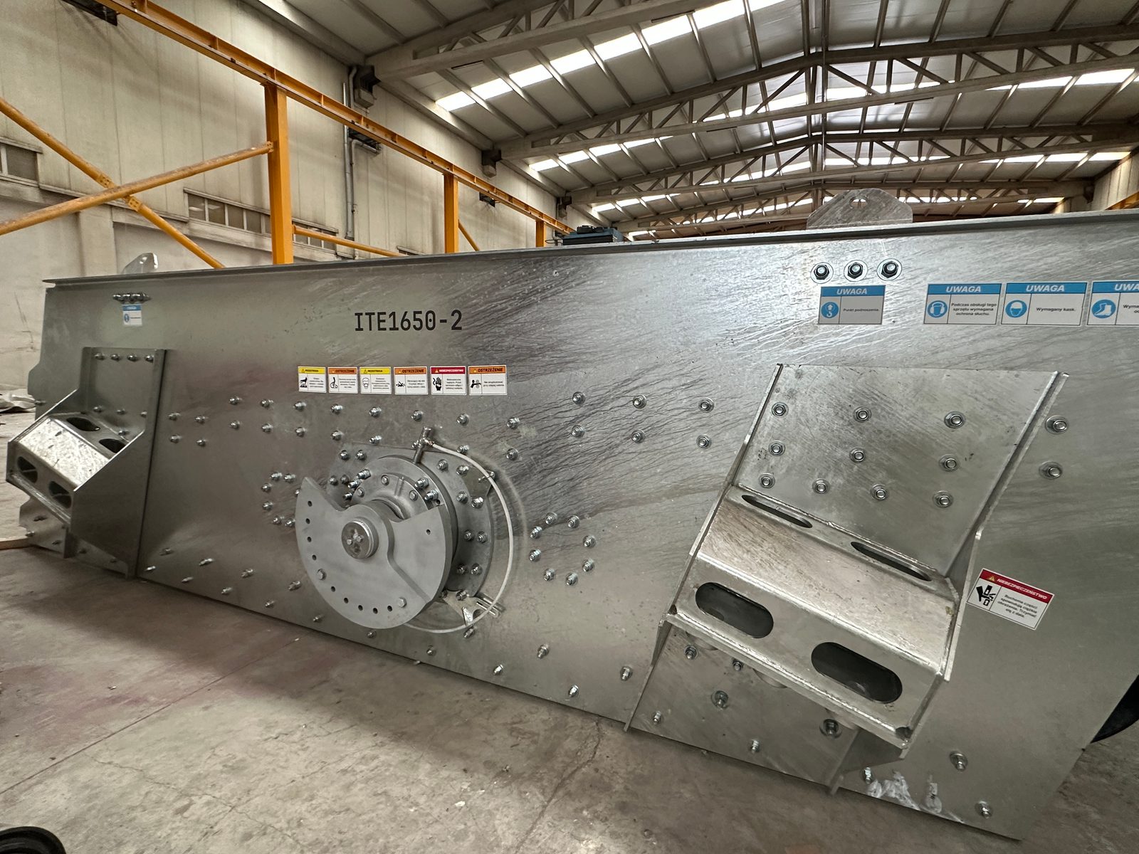 Hot-dip galvanised GELEN ITE1650 grizzly screen in the factory, showing the counterweight housing and swaged side plate