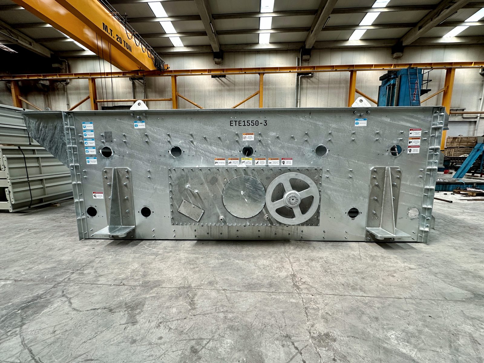 Hot-dip galvanised GELEN ETE1550 horizontal screen in the factory, showing the drive sheave and shaft access cover