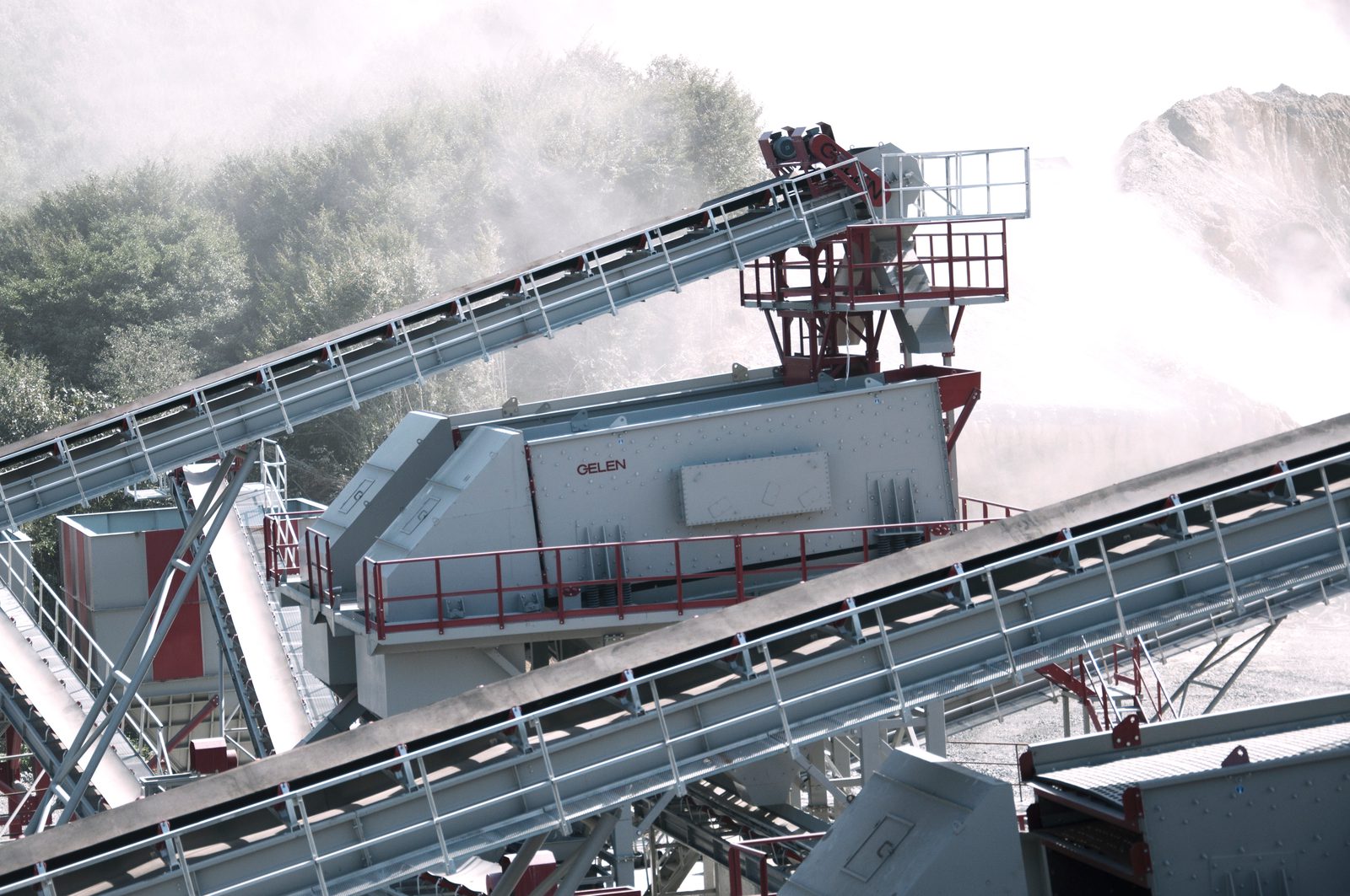 GELEN ETE horizontal vibrating screen between conveyors in a crushing plant