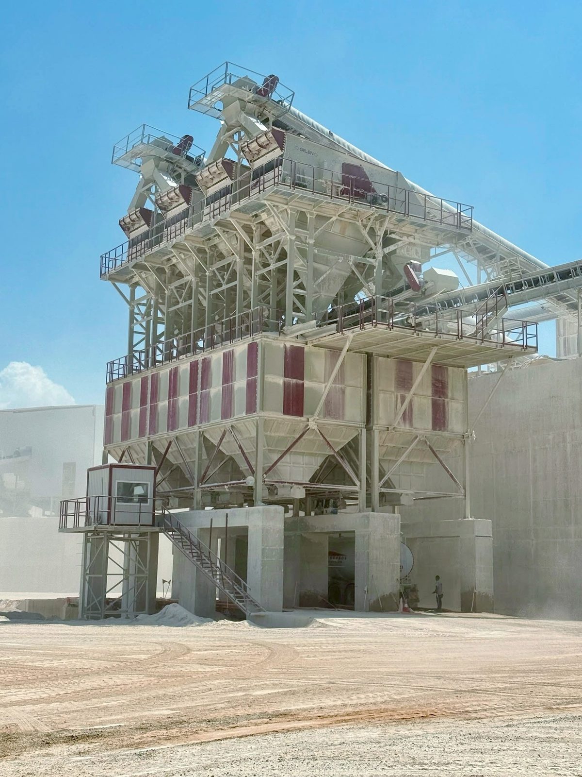 Screening tower with four GELEN ETE horizontal screens at the Antalya 800 t/h plant