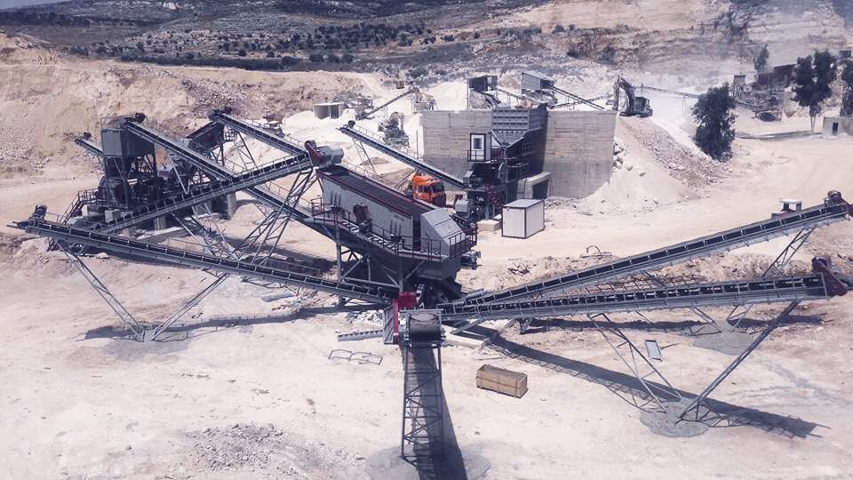 Nachylny przesiewacz wibracyjny GELEN STE w mobilnym zakładzie w Palestynie