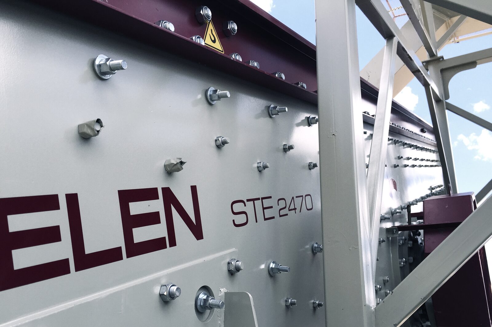 Crible vibrant incliné GELEN STE2470 vue rapprochée - guide de sélection de la toile