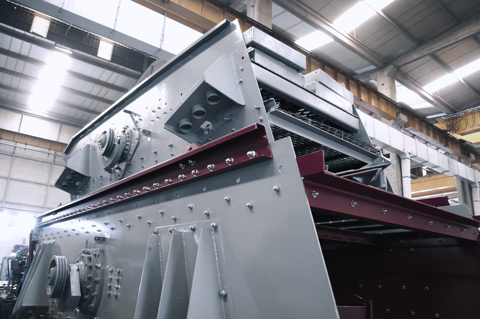 Crible vibrant incliné GELEN STE pendant l'assemblage en usine - arbre excentrique et plaques latérales