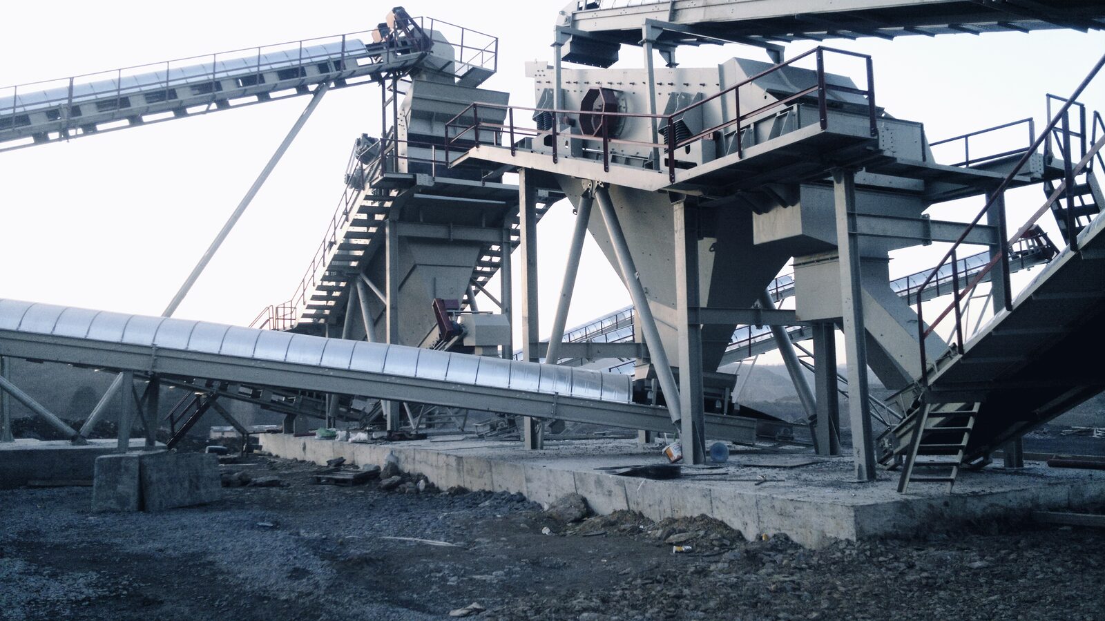 Crible vibrant incliné GELEN Série STE installé pour le criblage secondaire dans une centrale de concassage