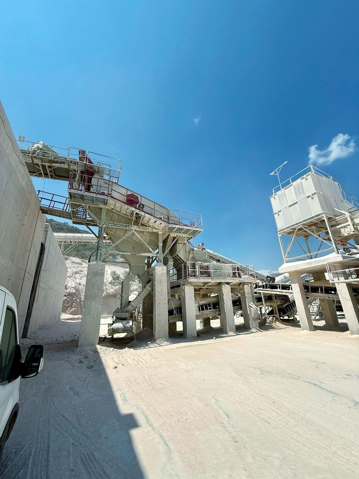 GELEN STE screen with discharge conveyor and surge bunker at the Antalya plant